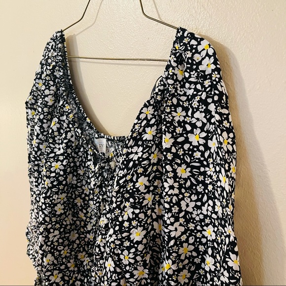 NWT Black Floral Smocked Blouse - Picture 4 of 7